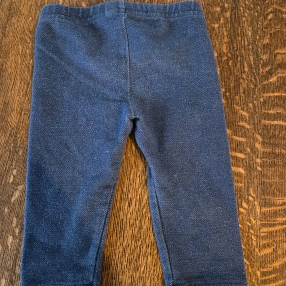 12 Month Tops and Bottoms: 3 Onesies and Blue Stretch Leggings/Ruffled Shorts - Picture 2 of 12